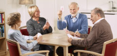 Senioren beim Kartenspiel (C) Hilfswerk Österreich_Johannes Puch